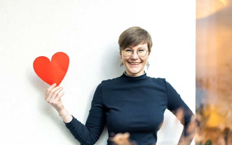 Herzenssachen - Die 14 Tage Selbstmitgefühls- und Selbstakzeptanz-Reise.
Werde kraftvoller Heart Performer statt ausgebrannter High Performer.

Weg von Selbstkritik, Selbstzweifel und Selbstabwertung
Hin zu Selbstmitgefühl, Selbstakzeptanz und Selbstbeachtung.