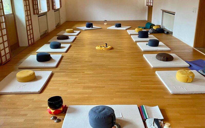 Raum mit Meditationskissen
